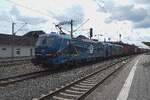 EGP 192 104 zieht am 17. September 2026 einen Containerzug durch Celle in Richtung des riesigen Hamburger Hafenbereichs. Die Baureihe 192 ist ein verkleinerter Vectron, der nur über eine 15 kV, 16,7 Hz Wechselstromfähigkeit verfügt.