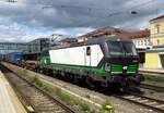 Ecco Rail 193 212 hauls a container train through Regensburg Hbf on 27 May 2022.
