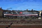 Side view on SBBCI 193 665 -as second in command- passing through Pratteln on 13 February 2024.