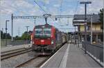 In rather unfavorable lighting, the 193 057 rented by SBB passes through Roche VD station with a freight train; on the left, the restored waiting shelter and on the right, somewhat obscured by modern
