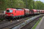 DB Cargo Vectron 193 352 hauls a north bound steel train through K�ln Eiffeltor on 13 May 2026. Adfter noon, freights, that normally pass the designated through tracks 5 and 6 can easily been photographed and pass through in plenty.