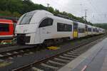 El TransRegio 460 010 atrapa la lluvia en Remagen el 13 de mayo de 2026.