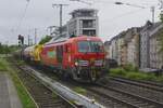 Ein Tankcontainer, ein Öltankwagen und der Rest LNG-Wagen bilden den Zugverband von DB Cargo 249 003, der am grauen 13. Mai 2026 durch Köln Süd fährt.