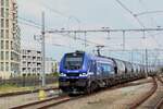 De RTB-newby 2019 305 sleept op 18 augustus 2024 een graan goederentrein door Breda.
