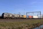 Le RFO 2019 303 tracte un train de conteneurs à travers Valburg le 9 mars 2025.
