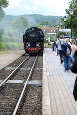 Steam locomotive »Molli« 99 2321-0 from the Mecklenburgische Bäderbahn is approaching Kühlungsborn East station, heading towards Bad Doberan. Date: 8th June 2025.
