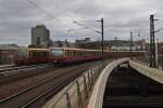 On the left site 481 132-2 as a S5 from Strausberg to Berlin Spandau and on the right site 482 576-5 as a S7 from Potsdam main station to Ahrensfelde. Berlin main station, 25.2.2012.