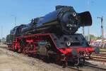 La locomotora de vapor ReKo Ochsenlok 41 1144 se prepara para el desfile de locomotoras de vapor en Wolsztyn el 4 de mayo de 2024.