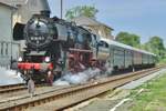 Kriegslok 52 8079 lets off steam on 20 May at Neuenmarkt-Wirsberg while pulling out a steam shuttle for the Schiefe Ebene.