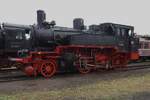 Op een grijze en regenachtige 22 augustus 2026 staat stoomloc 91 896 in het depot van het Sächsisches Eisenbahnmuseum in Chemnitz-Hilbersdorf. Het weekend van 22-23 augustus 2026 vond hun 33e Heizhausfest (werkplaatsfeesten) plaats met een locomotievenparade en een mooie tentoonstelling van hun eigen materieel en gastlocomotieven.
