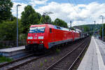 En double traction, les 152 074-1 (91 80 6152 074-1 D-DB) et 152 005-5 (91 80 6152 005-5 D-DB) de DB Cargo Deutschland AG circulent avec un train de marchandises mixte à travers Kirchen/Sieg le 9