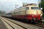 Vista insolita sui vecchi terreni di caccia: la 103 113 con livrea TEE, che un tempo trainava molti treni passeggeri espressi di punta sulla riva sinistra del Reno, si ritrova a Remagen il 20 settembre 2014 - ma con l'EC119 per Klagenfurt, trainando materiale rotabile moderno ÖBB.