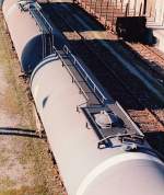 Top view of Tank wagon DB VTG showing details of the hatch, platform and walkway, Chiasso (CH) - March 1996 [wagon citerne, carro cisterna]