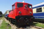 BBÖ 2062.33 stands coupled to an old DMU at Heizhaus Strasshof on 21 May 2023 during the Diesel Days.