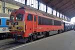 On 13 May 2018 MAV 418 211 stands at the back of the VSOE in Budapest-Nyugati. 