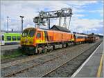 The IR CC 205 is arriving wiht an IC at the Statin of Limerick / /Luimneach.