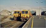 In Galway at Ceannt Station Galway / Stásiún Uí Ceannt is the CIE (Iarnród Éireann) diesel locomotive CC 227 and hidden behind it is the CC 225. The picture shows very impressively how narrow the Irish clearance gauge is.

Analogue picture from June 2001