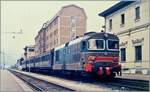 The FS 345 1065 arrives at Domodossola with a regional train coming from Novara. The first two cars are so-called Centoporte cars (hundred-doors cars).

Analog photo from June 12, 1985