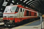 FS E 402 022 takes a sun bath at Milano Centrale on 17 June 2001.