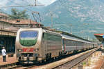 On 17 UJune 2001, FS E 402 161 stands in Domodossola with an EuroCity to MIlano.