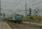 The FS Trenitalia 464 423 is arriving with a fast locl train at Parma Staion.
14. 11.2013