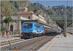 En la hermosa estación de Taormina-Giardini, el FS Trenitalia E 464 231 espera con su tren nocturno ICN 1959 desde Roma Termini (salida 23:30) hacia Siracusa (12:52) para continuar su viaje. Para mayor precisión: al final del tren se encuentra el FS Trenitalia E 464.350, que ayuda con la tracción del tren.

13 de marzo de 2026