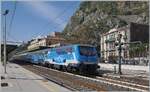 Mit der (kaum zu sehenden) FS Trenitalia E 464 231 an der Spitze und der am Schluss eingereihten FS Trenitalia E 464.350 wartet der Nachtzug ICN 1959 von Roma Termini (ab 23:30) nach Siracusa (12:52) im Bahnhof von Taormina Giardini auf den Gegenzug und die dann geplante Weiterfahrt. Auch hier herrlich zu sehen, ein Wasserkran auf dem Bahnsteig rechts im Bild. 

13. März 2026