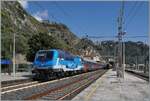 Mit der FS Trenitalia E 464 231 an der Spitze und der am Schluss nicht zu sehenden FS Trenitalia E 464.350 verlässt der Nachtzug ICN 1959 von Roma Termini (ab 23:30) nach Siracusa (12:52) den Bahnhof von Taormina Giradini. Weit im Hintergrund ist der nun angekommene Gegenzug zu erkennen.

13. März 2026