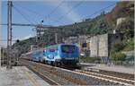 Mit der (kaum zu sehenden) FS Trenitalia E 464 231 an der Spitze und der am Schluss eingereihten FS Trenitalia E 464.350 verlässt der Nachtzug ICN 1959 von Roma Termini (ab 23:30) nach Siracusa (12:52) den Bahnhof von Taormina Giradini 

13. März 2026