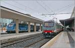 In Siracusa ist (etwas verdeckt) die FS Trenitalia E 464 311 (und eine weitere an der Spitze des Zuges) mit ihrem Nachtzug aus Roma Termini angekommen und rechts im Bild wurde der IC 724 mit der FS Trenitalia E 464 191 nach Roma Termina bereitgestellt. 

16. März 2026