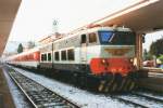 FS 656 462 with EÇ 9 'Paganini' waits until the photographer has done his thing before departing at Como San Giovanni on 19 June 2001.