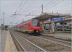 The FS Trenitalia BUM BTR 831 005 on the way from Torino to Aosta by is leaving Chivasso.