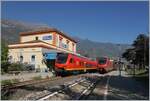 In the Chatillon Saint Vincent Station the two bimodular FS Trenitalia BUM BTR 813 004 from Aosta to Torino and BUM BTR 813 001 in the opposite direction intersect.