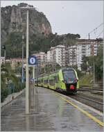 Der FS Trenitalia ETR 104 289 ist als R 12878 von Palermo nach San Agata Militello unterwegs und hat nach dem kurzen Halt in Cefalù verlassen. Auch dieses Bild zeigt auch ansatzweise, dass in Cefalù die weiteren Geleise über recht schmale Bahnsteige erreicht werden. 6. März 2026 