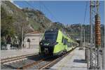 Der in den neuen Regionalzugfarben gehalten FS Trenitalia ETR 104 288 verlässt den Bahnhof Taormina Giradini in Richtung Catania Centrale. 

13. März 2026