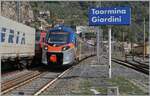 Der FS Trenitalia ETR 104 071  POP  erreicht als R 12967 von Messina Centrale nach Catania Centrale den Bahnhof von Taormina Giardini. 

13. März 2026  