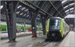 In Milano Centrale wartet der in neuer Regionalzug Farbgebung gehaltene ETR 521 173 ROCK auf die Abfahrt als RE nach Torino Porta Nouva.