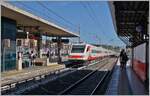 The FS Treniatila ETR 460 026 arrives in Civitavecchia as Frecciabianca FB 8620. The nine-car train is en route from Roma Termin to Milano Centrale (via Grosseto - Genoa). The ETR 460 021 - 030, with the axle arrangement (1A)'(A1)' + (1A)'(A1)' + 2'2 ...