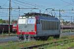 Locomotive E 652 115 is driving through the freight area of the station Verona Porta Nuova.
