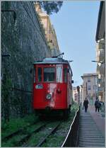 El coche motor número 2 ha salido de la estación Principe-Tal y está subiendo de nuevo después de un breve cambio de sentido.