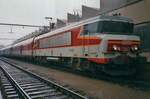 On a rainy 24 July 1998, SNCF 15053 stands with GRand Comfort coaches as EC VICTOR HUGO tp Paris Est at Luxembourg Gare. Class 15000 were delivered in four batches, the last batch 15050-15065 having symmetrical ventilation grilles, where the first three batches had asymetricval ones. With a heavy modernisation programe, the first three batches got their grilles fixed symmetrically. 