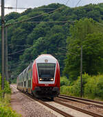 Jadąc z wagonem sterowniczym z przodu, pchanym przez CFL 4006 (TRAXX P140 AC1), pociąg IR z Luksemburga do Toisvierges (Ulflingen) mija Erpeldingen an der Sauer (Luksemburg) / Erpeldange-sur-Sûre 15 czerwca 2013 roku na linii północnej w kierunku północnym. Stoję na przejeździe kolejowym.

Ulflingen (francuski Troisvierges, luksemburski Ëlwen) jest najbardziej na północ wysuniętą gminą Wielkiego Księstwa i znajduje się w pobliżu trójstyku z Belgią i Niemcami.
