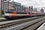 On 18 July 2016, LOCON 9902 hauls an extra train out of 's-Hertogenbosch.