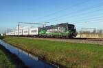 RFO 193 742 hauls a Maersk container train through Valburg on 13 November 2022.