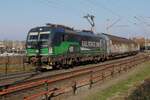 RFO 193 954 hauls a block train of closed wagons through Venlo Vierpaardjes on 2 December 2023.