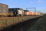 Il 10 gennaio 2025 RFO (500)1604 traina un treno container attraverso Tilburg-Reeshof.