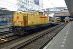 On 19 July 2015 Strukton 303005 stands in Utrecht Centraal.