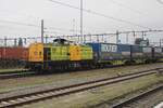 RRF 18 hauls the Routier intermodal train into Venlo on 6 December 2025 from Gekkengraaf.