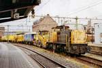 On 5 April 1998 NS 6453 hauls a railway maintenance train through Arnhem.