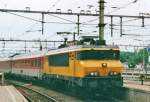 On 28 May 2000 NS 1854 hauls an EC from Cologne into Arnhem Centraal. The Class 1800 in NS-service, the EuroCities Amsterdam<=>Cologne and the colours on the DB coahces are history, where Arnhem Centraal has seen extensive rebuilding. 